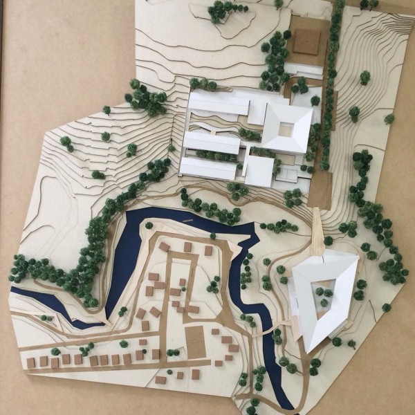 Maquete física da implantação do Campus Integrado e Sustentável de Educação Integral em Serra Grande, litoral de Uruçuca na região Sul da Bahia.