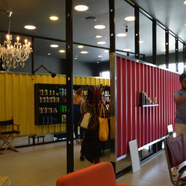 Estrutura metálica com telhas coloridas dividiram os ambientes e criaram identidade visual ao salão.