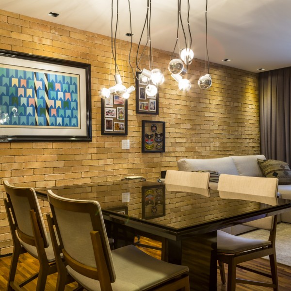 Projeto Executado: Vista da parede de tijolos aparentes da sala.