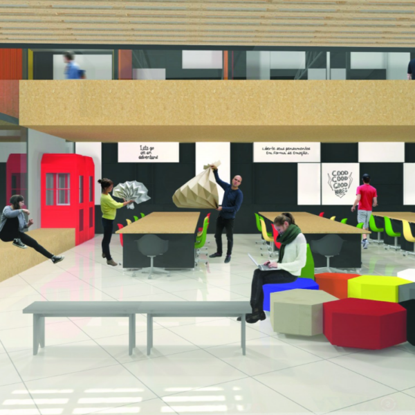 Vista do salão principal com mesas de trabalhos, puffs, bancos e arquibancadas, nota-se também as lousas embutidas em móveis e paredes.