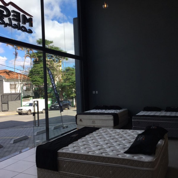 Vista da Rua Capitão Manoel Rudge do Show Room da loja.