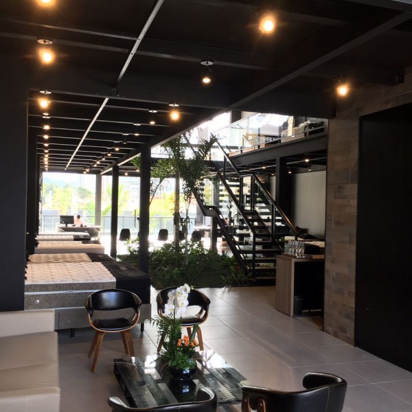 Vista da área de estar dos clientes para as áreas de exposições do produtos.