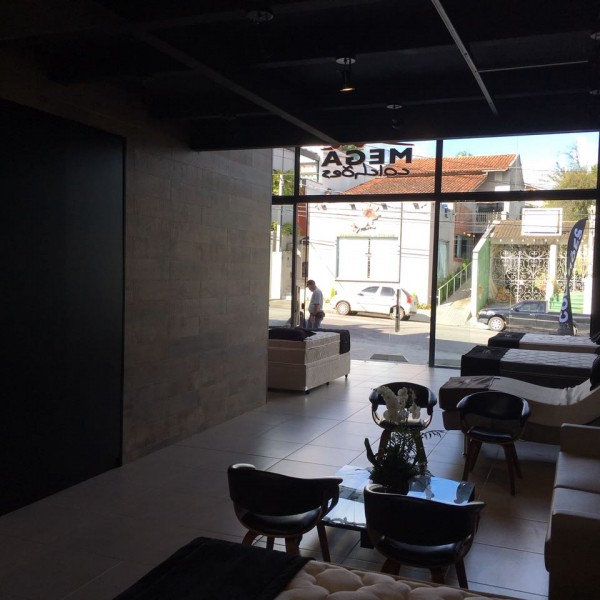 Vista da área de estar dos clientes para a Rua Capitão Manoel Rudge.