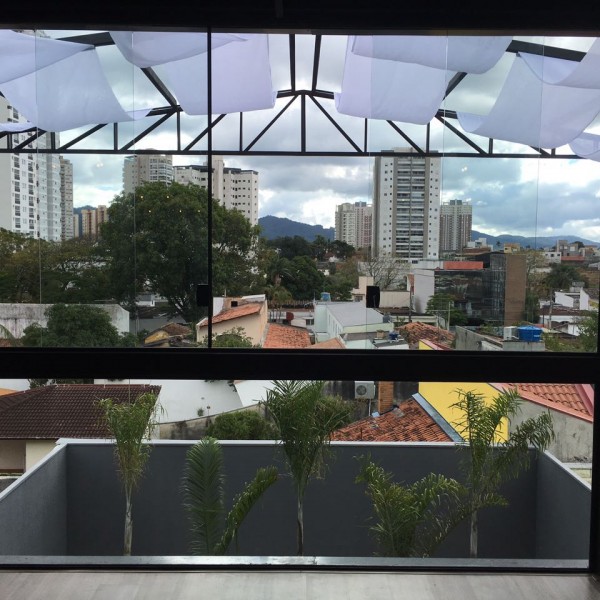 Vista do mezanino para a cidade de Mogi das Cruzes-SP (mirante) .