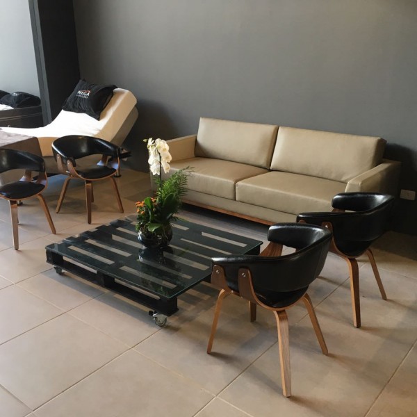 Detalhe da mesa de pallet desenhada pelo nosso escritório.