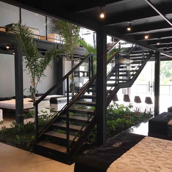 Todo o edifício foi executado em estrutura metálica com vedações em Steel frame.