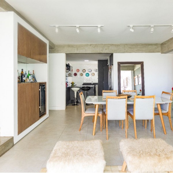 Vista da Sala de Estar para a Sala de Jantar e a Cozinha.