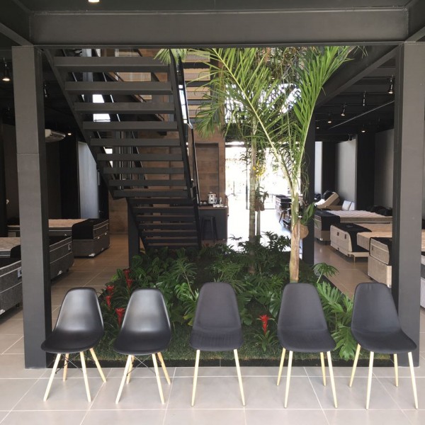 Vista de uma das áreas de estar dos clientes, com o jardim interno ao fundo.