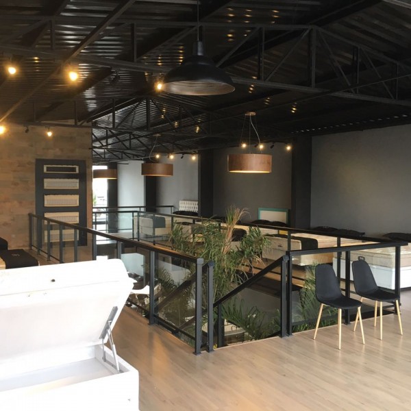 Vista do showroom do mezanino.