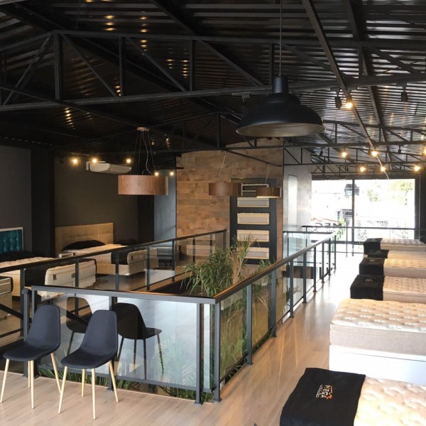 Vista do showroom do mezanino.