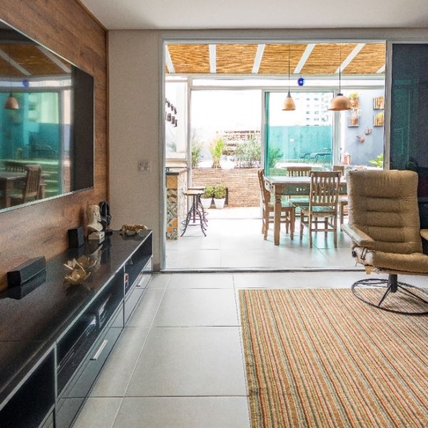 VIsta da Sala de TV para a Área de Lazer.