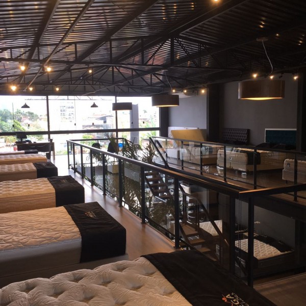 Vista do show room para a janela que a vista para a cidade de Mogi das Cruzes- SP.