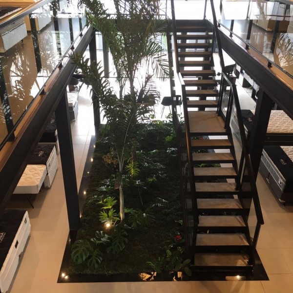 Vista superior da escada e do jardim interno.