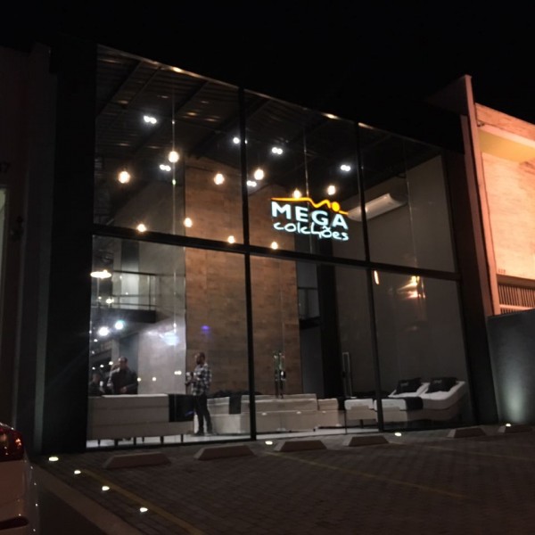 Vista noturna da fachada frontal.