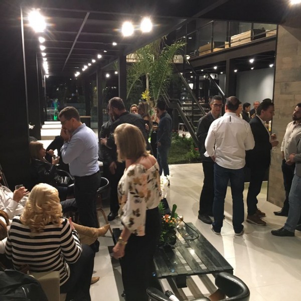 Vista Noturna da área de estar voltada para o shoroom da loja.