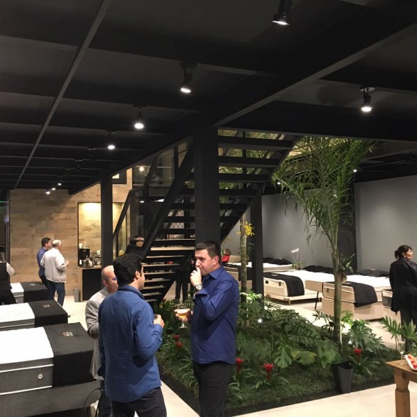 Vista da escada e do jardim interno.