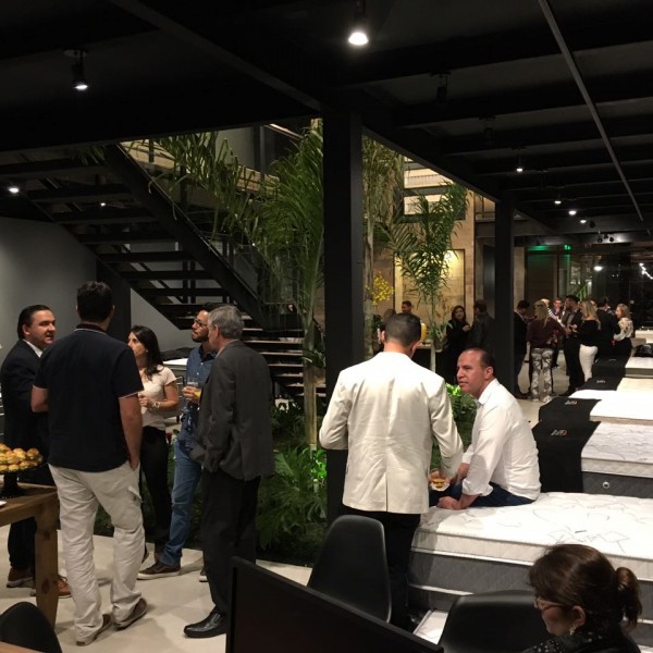 Vista do showroom da loja durante a noite.