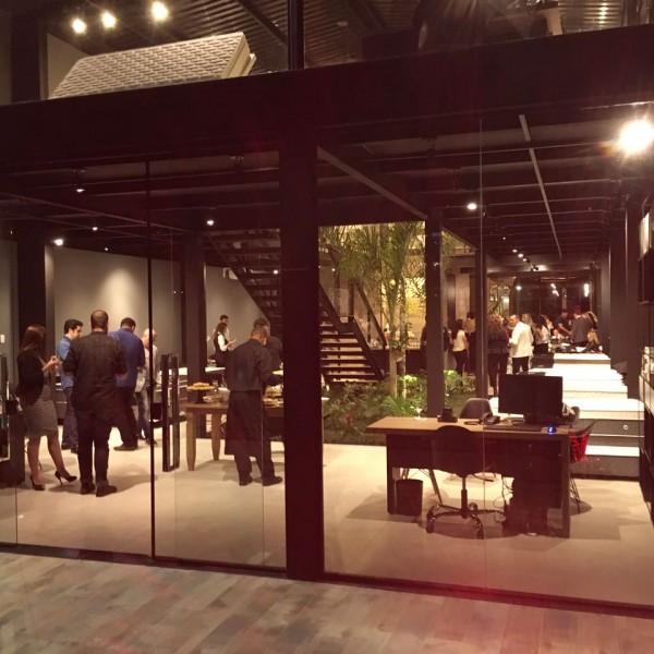 Vista do deck externo para o showroom da loja.