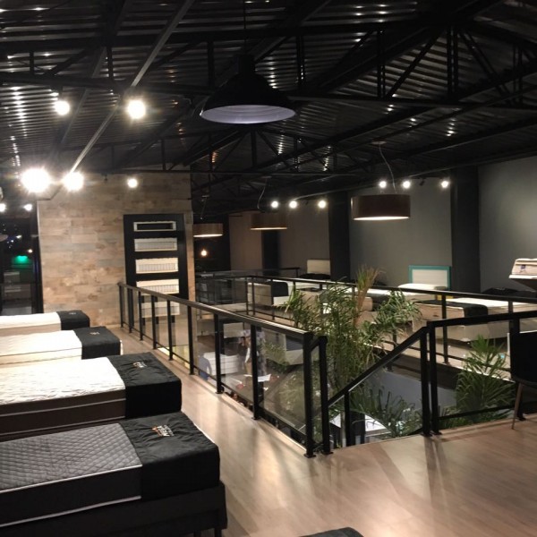 Vista do showroom do mezanino durante a noite.