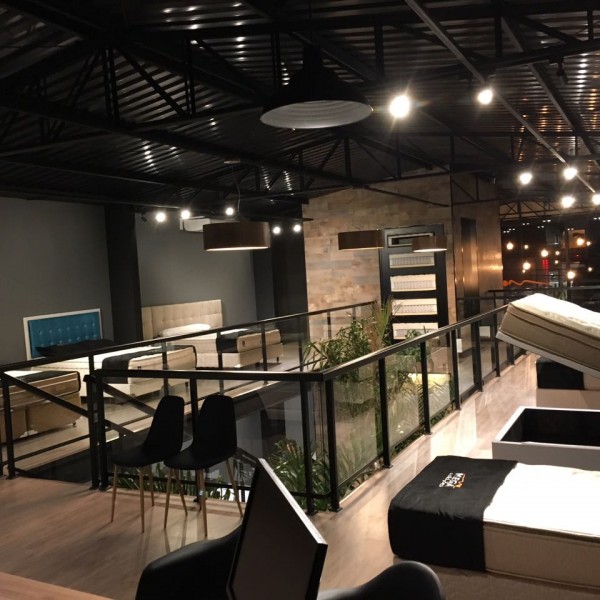 Vista do showroom do mezanino durante a noite.