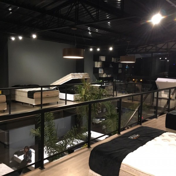 Vista do showroom do mezanino durante a noite.
