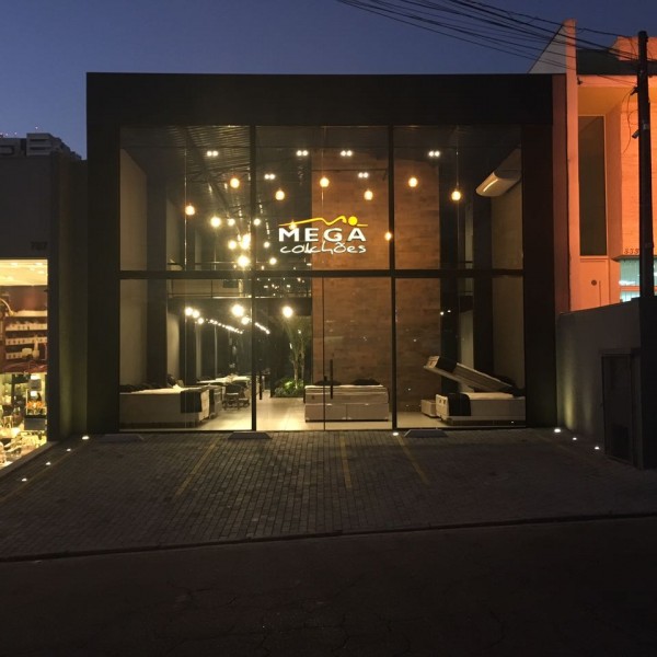 Vista noturna da fachada frontal voltada para a Rua Capitão Manoel Rudge, Vila Oliveira, Mogi das Cruzes – SP.