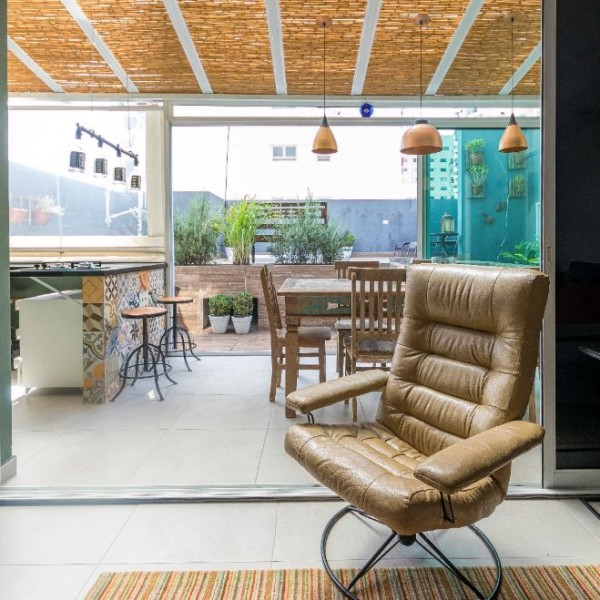 VIsta da Sala de TV para a Área de Lazer.