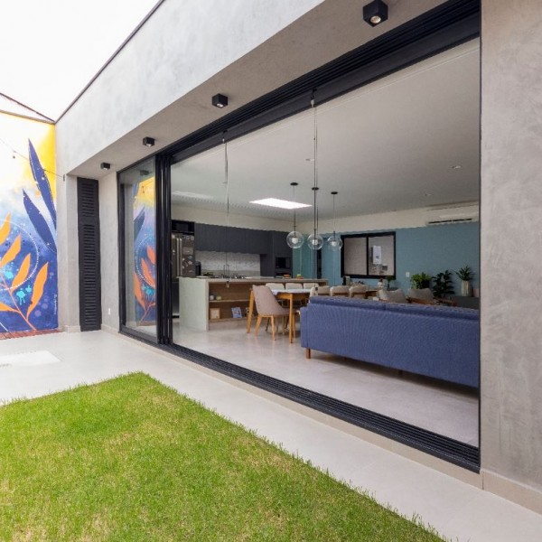 Vista do Jardim para a Sala de Estar, Sala de Jantar e Cozinha.