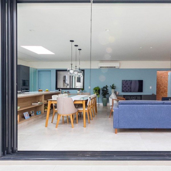 Vista do Jardim para a Sala de Estar, Sala de Jantar e Cozinha.