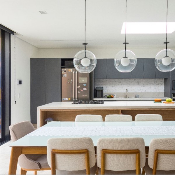 VIsta da Sala de Jantar para a Cozinha.