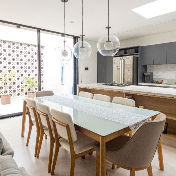 VIsta da Sala de Jantar para a Cozinha.