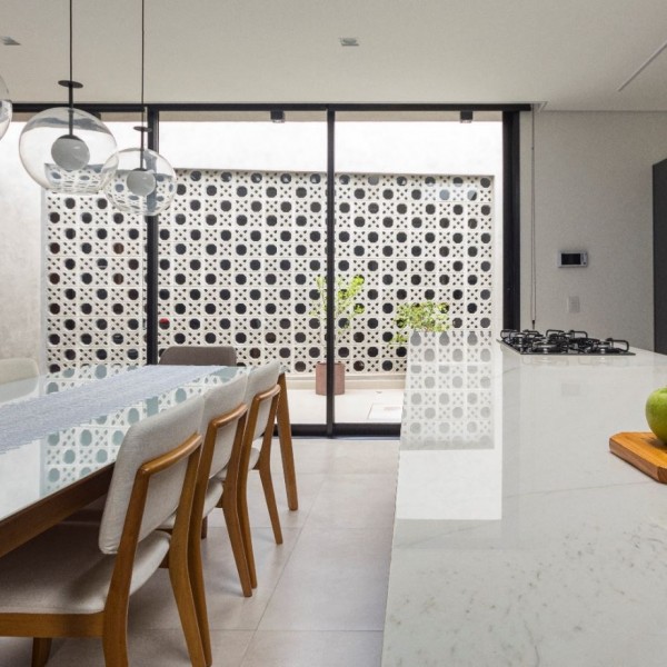 Vista da bancada da cozinha para a sala de jantar.