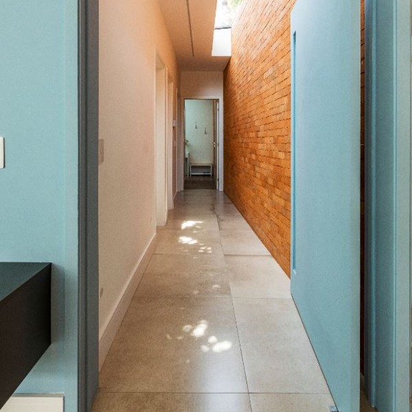 VIsta do corredor de acesso a área intima da casa.