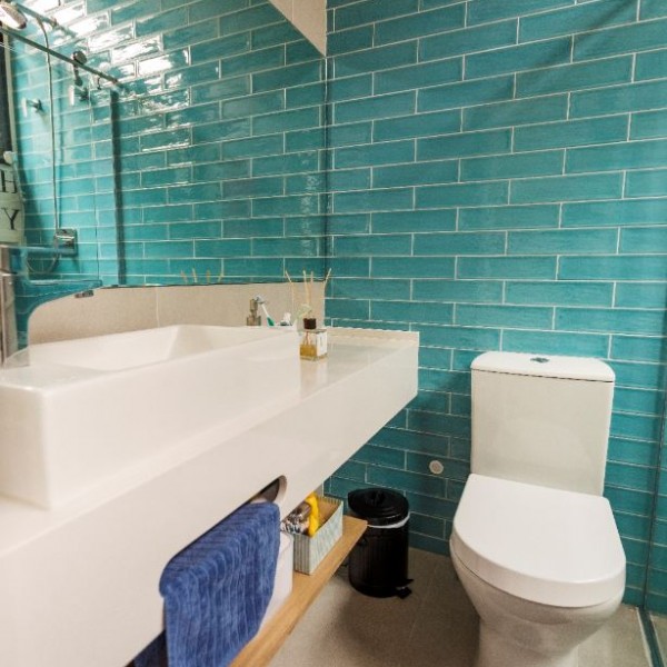 Banheiro do filho do casal.