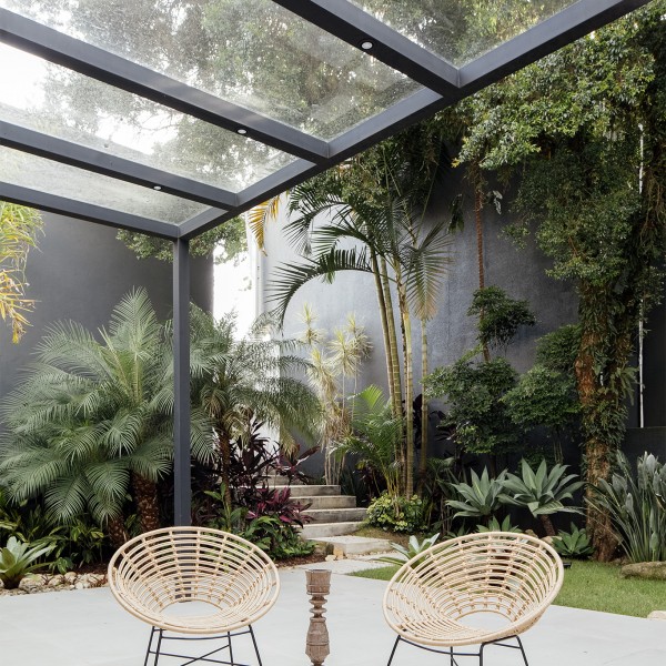 Vista do jardim interno da loja.