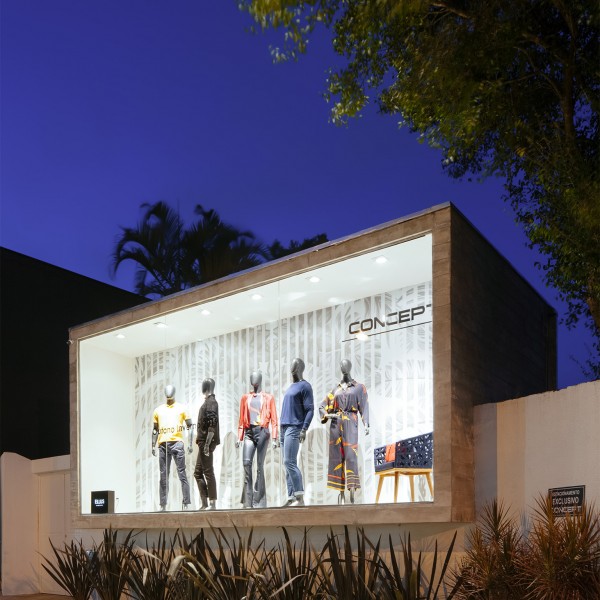 Vista Noturna do detalhe da fachada vista da Rua Capitão Manoel Rudge.