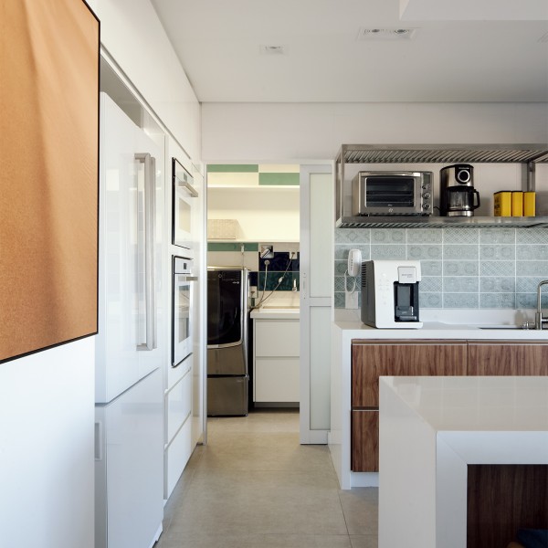 Vista do Corredor para a Cozinha e Área de Serviço.