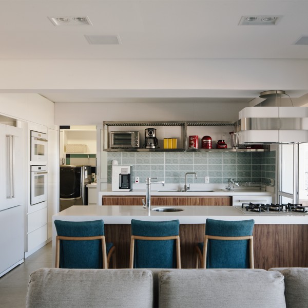 Vista da Sala de Estar para a Cozinha Integrada.