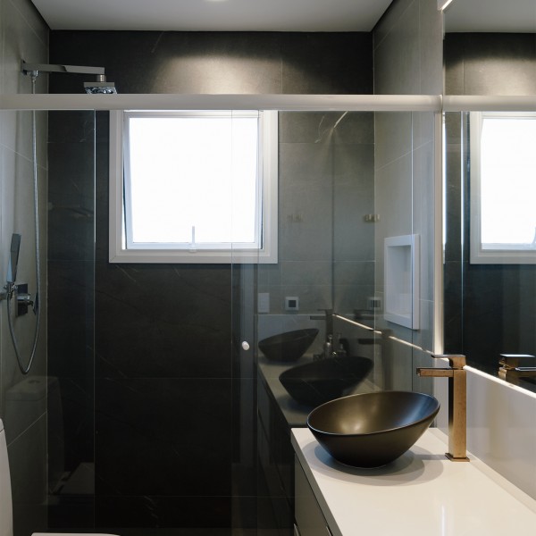 Vista do banheiro da suíte principal.