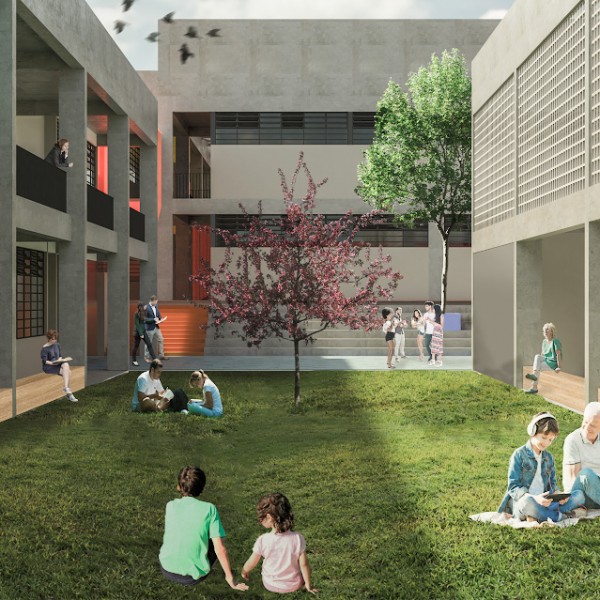 Vista do pátio descoberto, parque infantil e arquibancada.