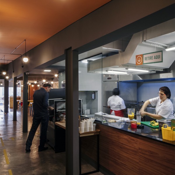 Vista da circulação para a cozinha.