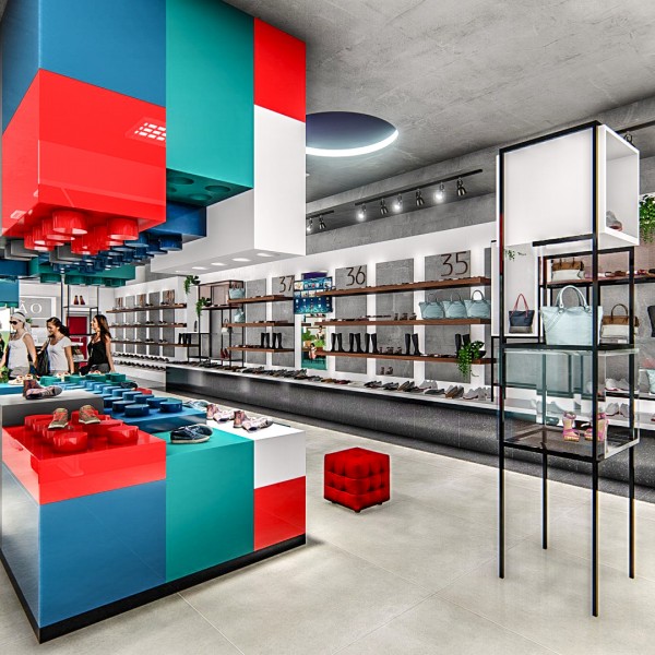 Vista da área de exposição do interior da loja.