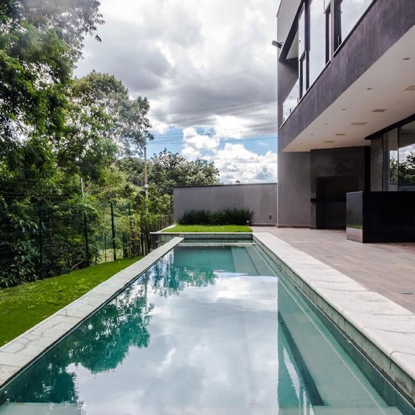 Piscina e Área Gourmet coberta integrada com a Sala de Estar / Cozinha.