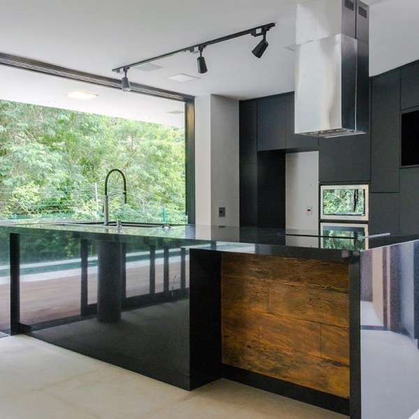 Cozinha, Área Gourmet e Sala de Jantar integradas.