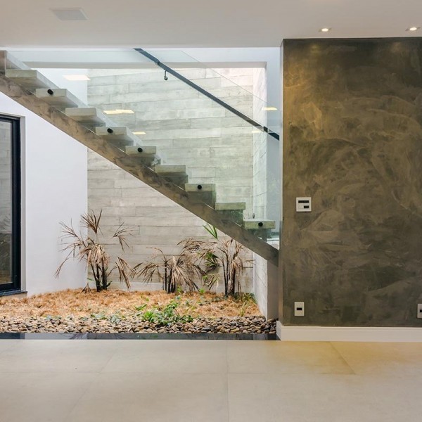 Vista da Sala de Estar para o Jardim de Inverno / Acesso ao pavimento superior.