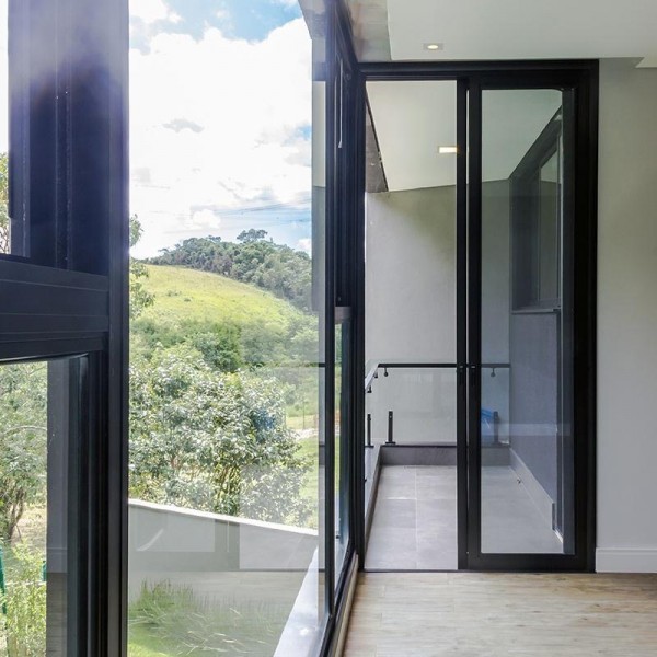 Vista do dormitório para a sacada compartilhada.