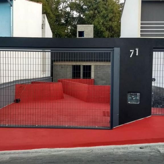 Vista da rua com os portões fechados para a fachada.