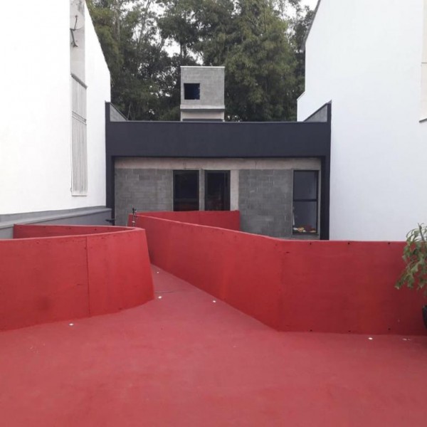 Fachada vista da passarela de acesso.