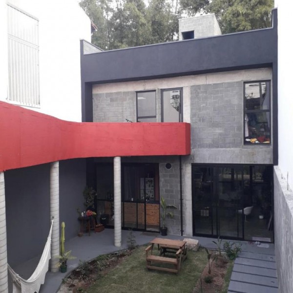 Vista da área de lazer coberta e descoberta e da fachada.