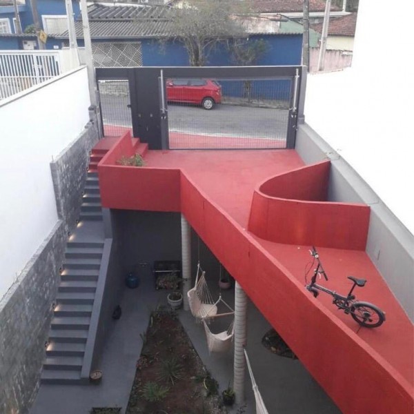 Vista do acesso/ passarela / área de lazer.